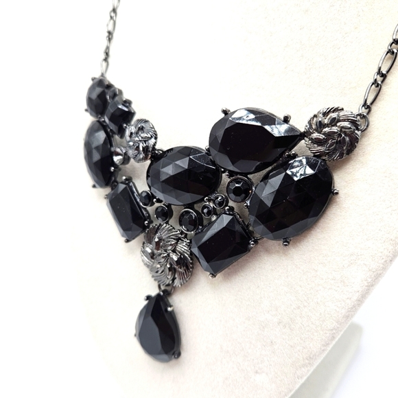 VINTAGE Avon Zoe Gunmetal Black Rhinestone Statement Bib Style Necklace Gothic - Picture 2 of 6